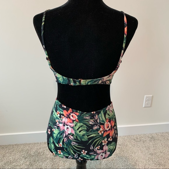 Tropical Print, Scallop Cut Pinup Bikini Top and High Waist Bottoms - Picture 9 of 9